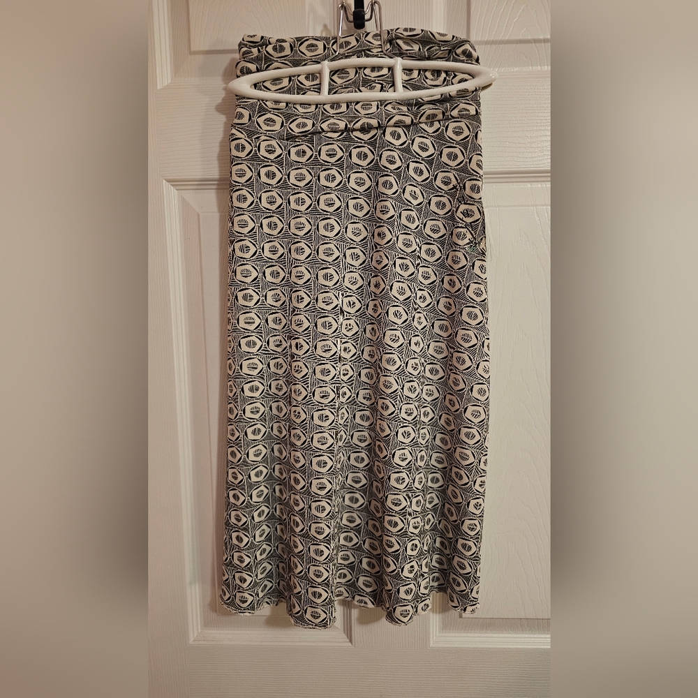 Stylish Black and White Patterned Skirt